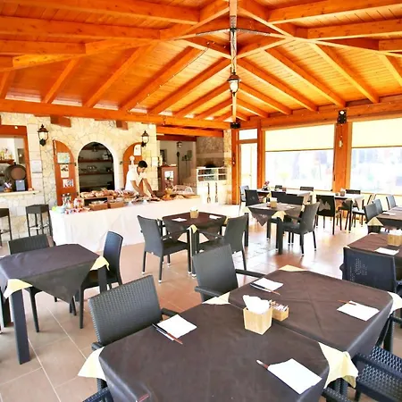 Charming In With Shared Pool - 35 M² Вьесте